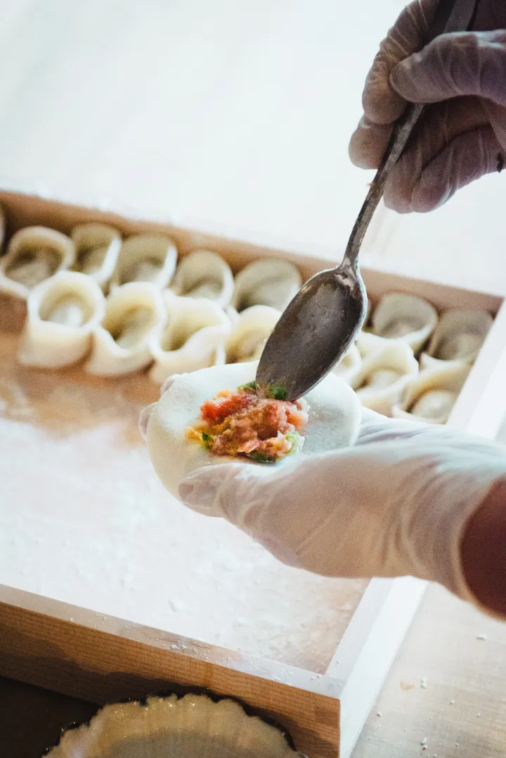 水餃子を包む手元